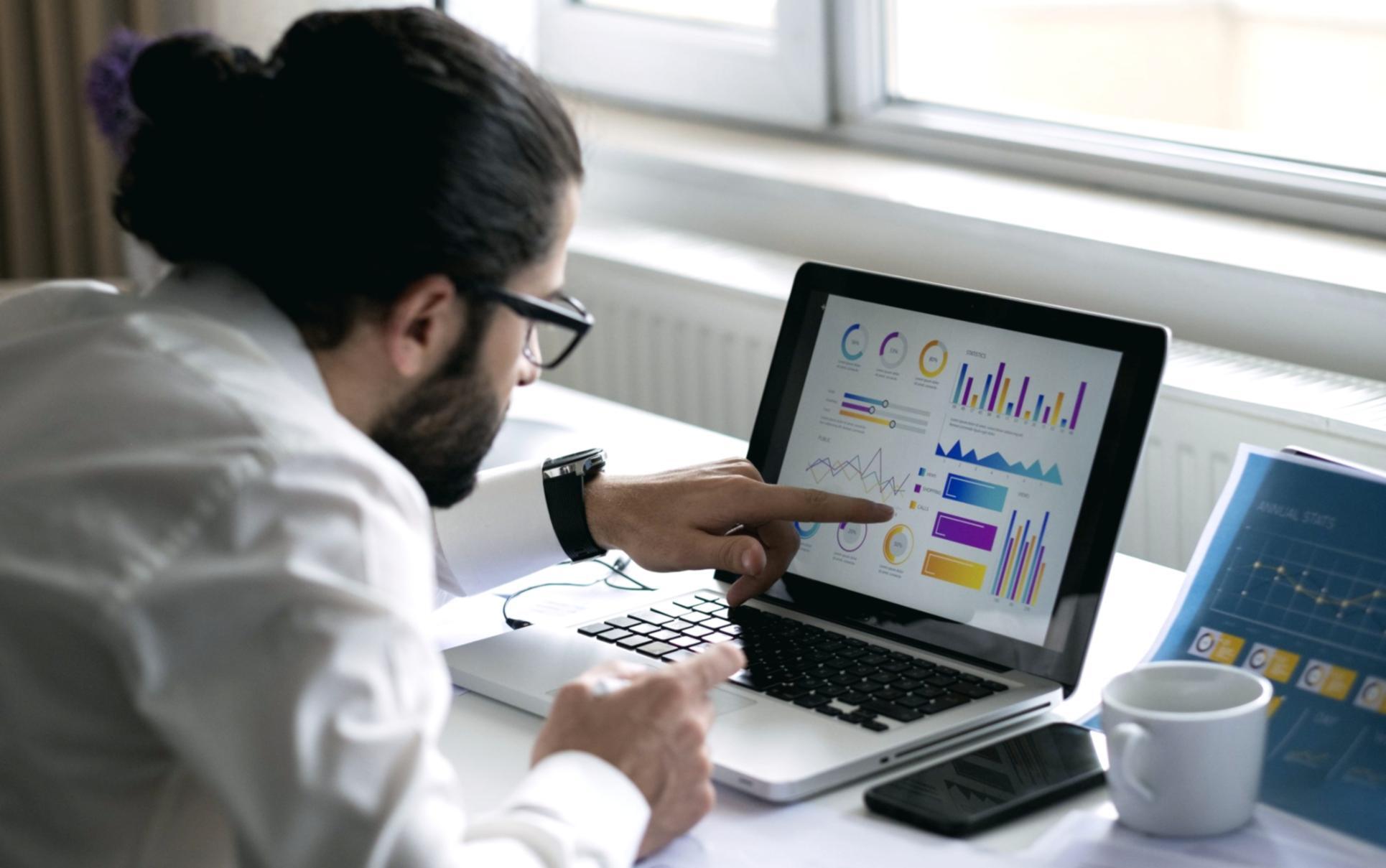 Echipa Uleraxaxent lucrând la planuri financiare personalizate